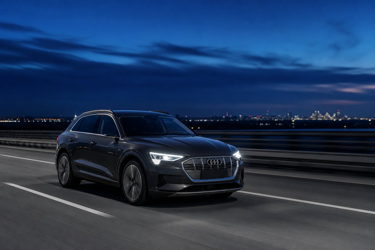 Audi auf einer Autobahn bei Nacht